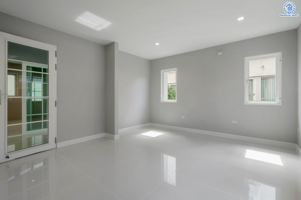 บ้านมือสองตกแต่งใหม่ ม.คาซ่าวิลล์ ราชพฤกษ์-รัตนาธิเบศร์1 แบรนด์ Q.House ต่อเติมครบพร้อมเข้าอยู่ เนื้อที่ 86 ตร.ว. ฟังก์ชันจัดเต็ม 3 ห้องนอน 3 ห้องน้ำ 1 ห้องอเนกประสงค์ 1 ห้องแม่บ้าน จอดรถได้ 2 คัน บนทำเลศักยภาพ ติดถนนราชพฤกษ์ และเพียง 10 นาทีถึงรถไฟฟ้า "สถานีบางรักน้อยท่าอิฐ"